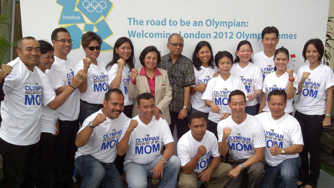 Rita Subowo (ke-6 dari kiri) bersama Olympian Indonesia