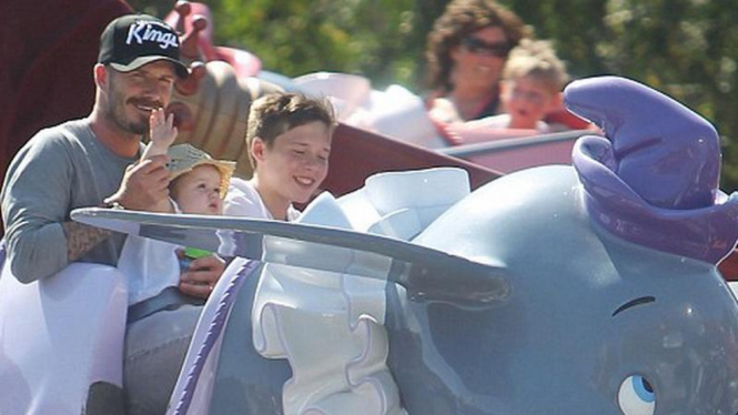 David Beckham menemani anak di Disneyland
