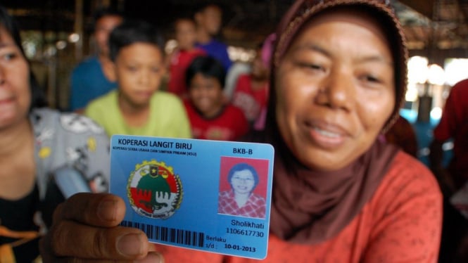 Seorang ibu tunjukkan kartu anggota Koperasi Langit Biru