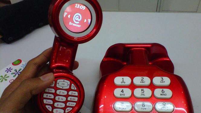 Darling, ponsel Cina dengan desain telepon tahun '70an