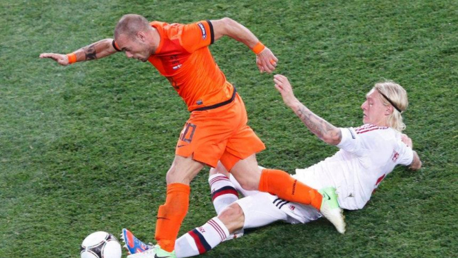 Gelandang timnas Belanda, Wesley Sneijder (kiri), saat melawan Denmark