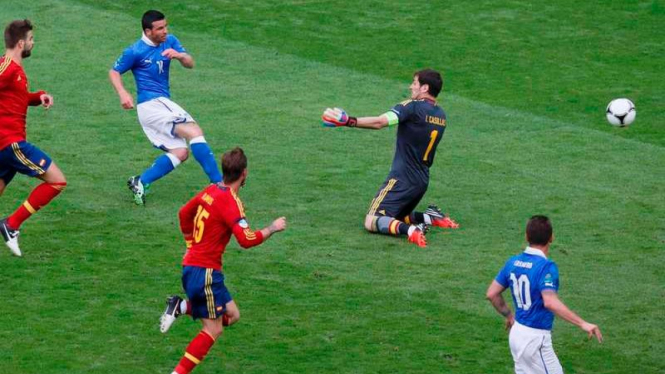 Penyerang Italia, Antonio Di Natale (biru/atas) saat membobol gawang Spanyol