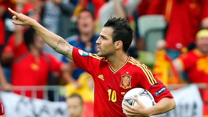 Selebrasi Cesc Fabregas saat mencetak gol penyeimbang kontra Italia