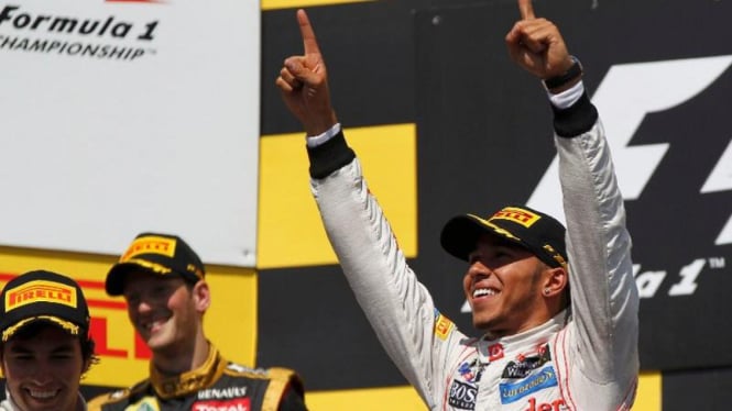 Pembalap McLaren Lewis Hamilton (kanan) juara di GP Kanada 2012