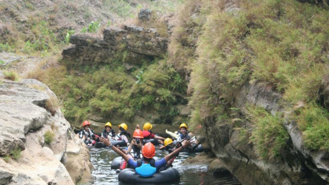 Wisata ekstrim di cave tubing Kalisuci