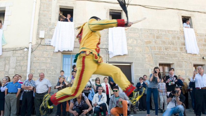 Ritual lompat bayi di Spanyol