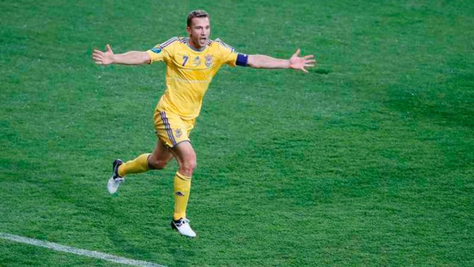 Penyerang Ukraina, Andriy Shevchenko, saat merayakan golnya