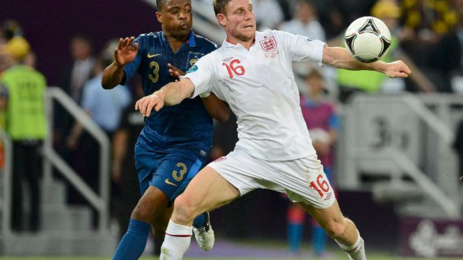 Patrice Evra (kiri) berebut bola dengan James Milner di Prancis vs Inggris