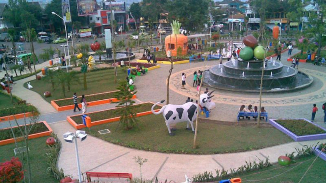 Taman wisata di alun-alun Kota Batu