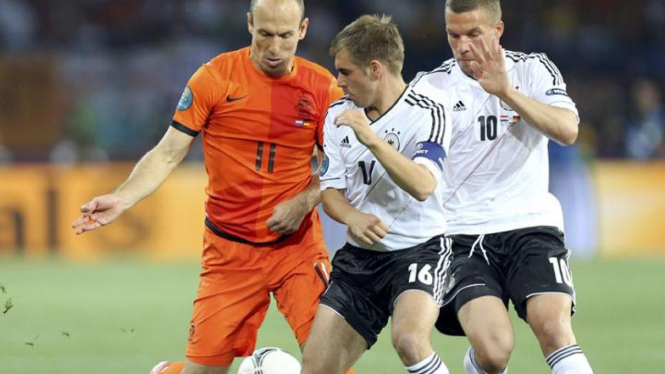 Arjen Robben (Belanda/kiri) , Philipp Lahm (tengah) dan Lukas Podolski