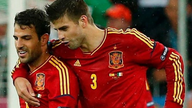 Pemain Spanyol, Gerard Pique (kanan), bersama Cesc Fabregas.