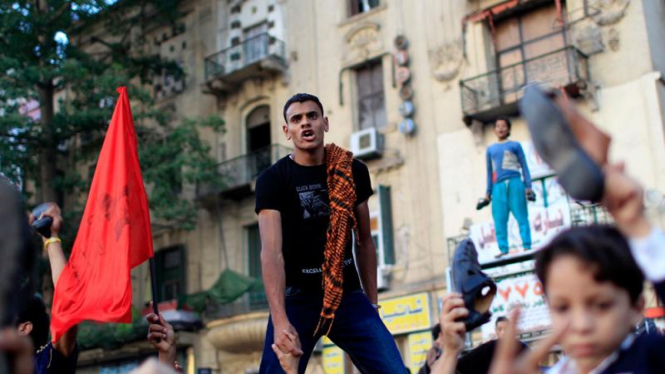 Rakyat protes di depan pengadilan Mesir