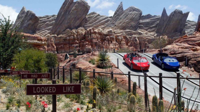 Wahana 'Cars Land' di Disneyland California