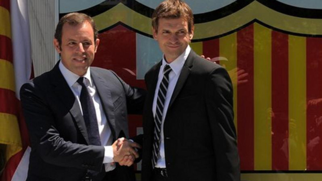 Sandro Rosell (kiri) dan Tito Vilanova