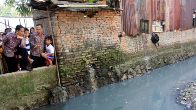 Joko Widodo menengok kawasan rawan banjir Cipulir