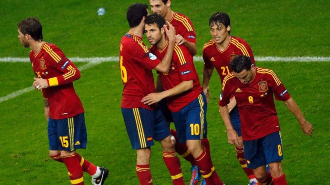 Pemain Spanyol merayakan gol Cesc Fabregas