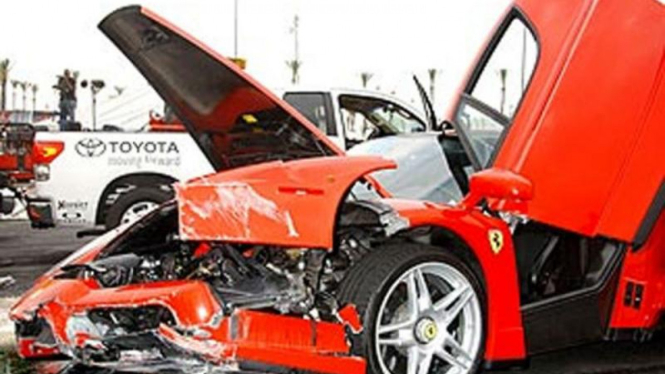 Ferrari Enzo yang dikendarai Eddie Griffin mengalami kecelakaan