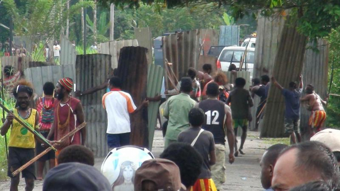 Bentrokan massa di Kwamki Lama, Timika, Papua