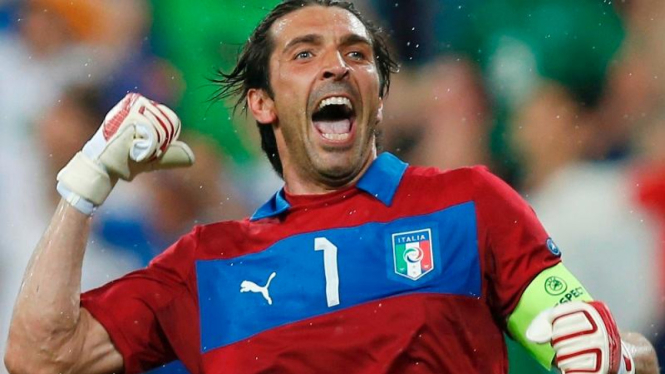 Gilanluigi Buffon merayakan lolosnya Italia ke perempat final