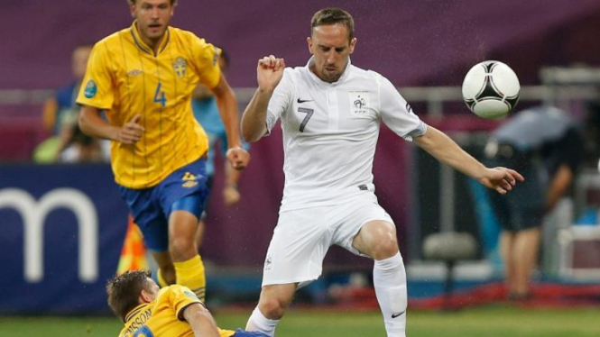 Pemain Prancis Franck Ribery (putih) diadang pemain Swedia Svensson