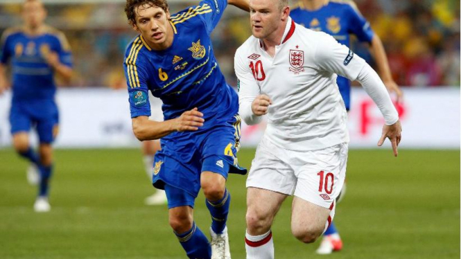 Striker timnas Inggris Wayne Rooney (kanan) saat melawan Ukraina