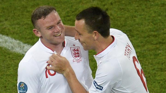 Wayne Rooney (kiri) dan John Terry