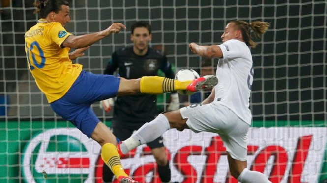 Striker timnas Swedia, Zlatan Ibrahimovic, membobol gawang Prancis