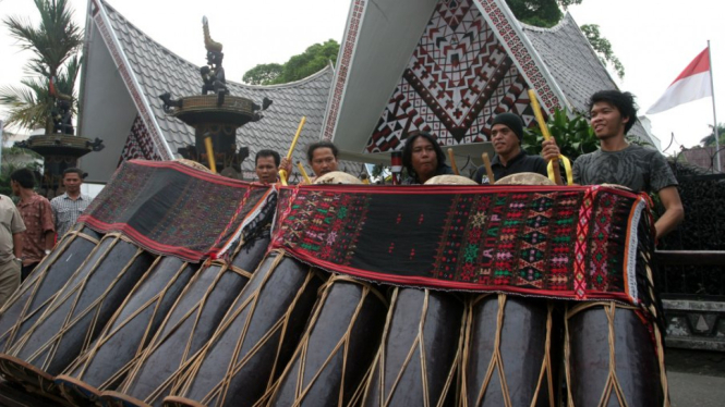 Gordang Sambilan mengiringi Tor-Tor di Taman Budaya Medan