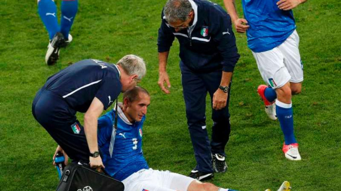 Giorgio Chiellini (duduk) mengalami cedera di pertandingan melawan Rep. Irlandia