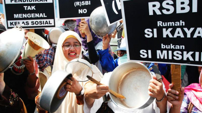 Demo guru dan siswa tuntut RSBI dibubarkan