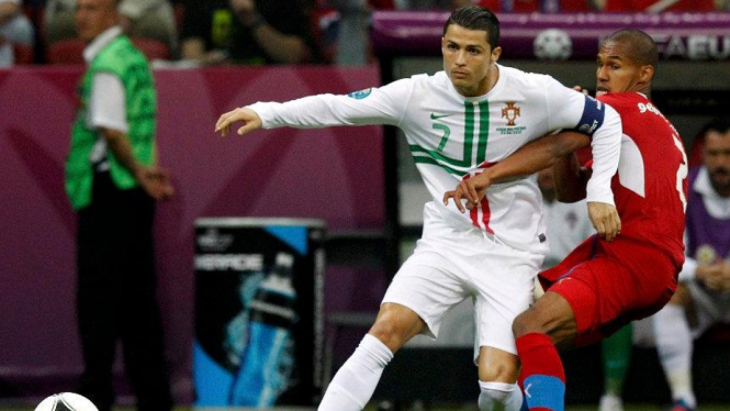 Cristiano Ronaldo dijaga Gebre Selassie saat Portugal Vs Ceko