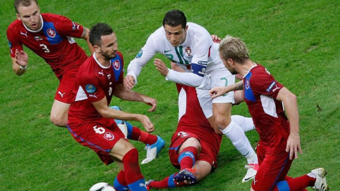 Pemain timnas Portugal, Cristiano Ronaldo (putih), dikawal ketat pemain Ceko