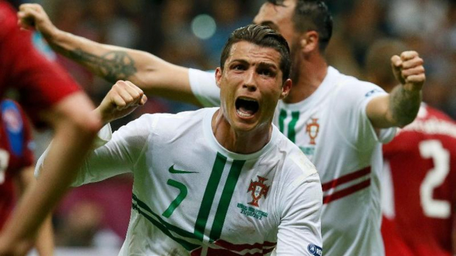 Pemain timnas Portugal, Cristiano Ronaldo, merayakan gol ke gawang Ceko