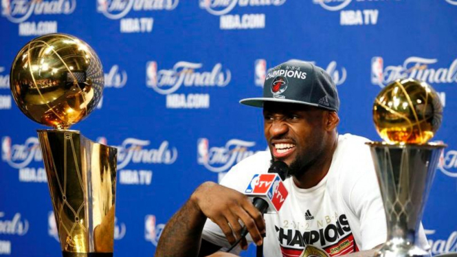 LeBron James usai laga final diapit trofi juara NBA dan MVP