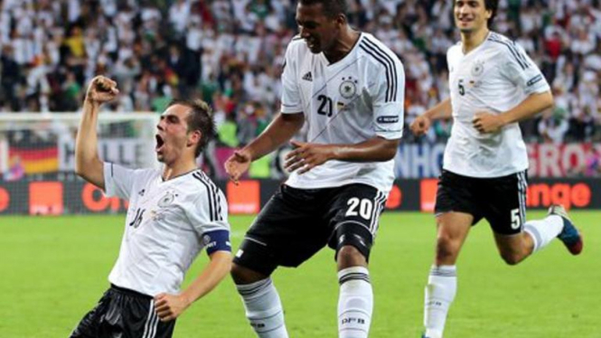 Pemain Jerman rayakan gol Philipp Lahm.