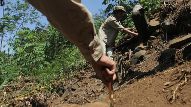 Tim Arkeologi Melakukan Ekskavasi di Gunung Padang