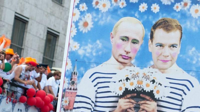 Protes kaum gay, Putin dan Medvedev tampak mesra