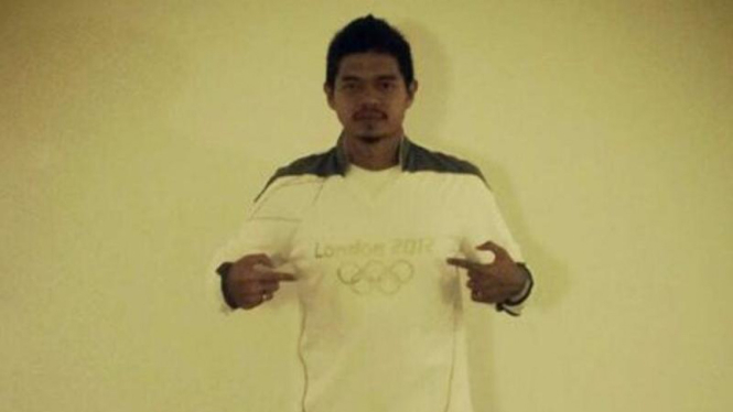 Bambang Pamungkas sebelum berlari dengan obor Olimpiade