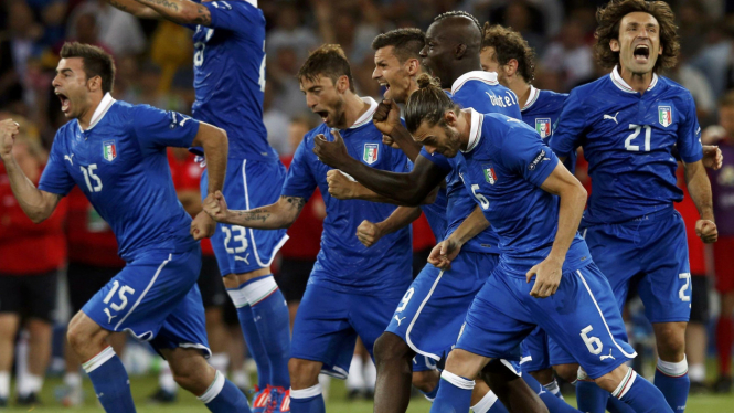 Para pemain Italia rayakan kemenangan usai adu penalti