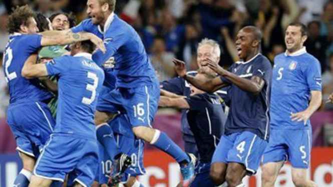 Pemain Italia rayakan kemenangan dalam drama adu penalti lawan Inggris