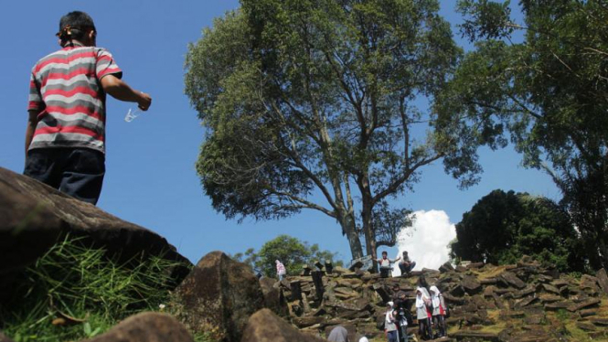 Wisatawan Situs Megalitikum Gunung Padang