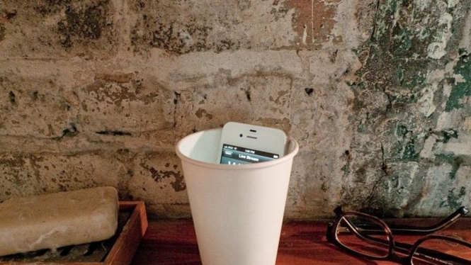 Memasukkan smartphone ke gelas kertas bisa menambah keras suara speakernya