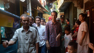Ke Pasar Jongkok Jokowi Beli Tempe Rp100 Ribu