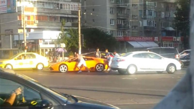 Lamborghini Murcielago mogok karena kehabisan bensin