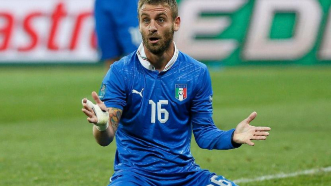 Pemain Italia, Daniele De Rossi, saat melawan Inggris