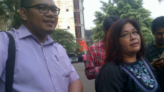 Komisioner Komisi Penyiaran Indonesia (KPI) Ezki Suyanto (kanan)