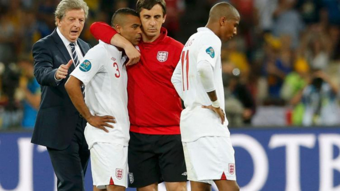 Pemain timnas Inggris, Ashley Cole (No.3) dan Ashley Young (No.11)