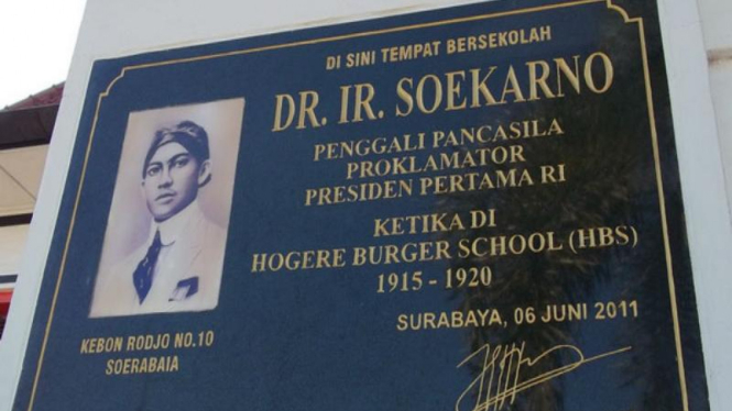 Prasasti yang menunjukkan jejak sekolah Presiden Soekarno di Surabaya