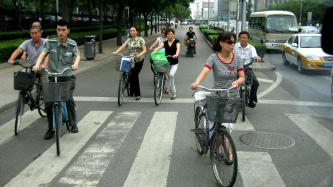 Pesepeda gowes dan listrik marak di Beijing