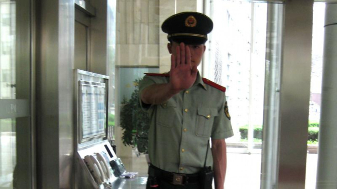 Polisi penjaga di gerbang Biro Partai Komunis China